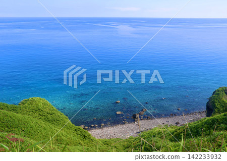 神威岬的藍色大海 - 岬角北側(北海道積丹町) 神威岬的藍色大海 - 岬角北側(北海道積丹町) 142233932