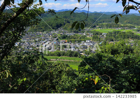 從蒲生城第二外堡遺址眺望蒲生古城全景。 142233985