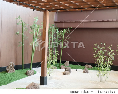 飯店內部的靜謐之處設有日式現代風格的庭院花園,花園內有竹子和白沙。 飯店內部的靜謐之處設有日式現代風格的庭院花園,花園內有竹子和白沙。 142234155