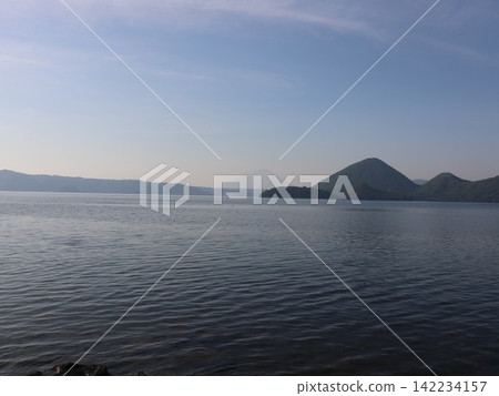 洞爺湖平靜的湖面和沐浴在晨光中的山脈——這就是北海道的景色。 142234157