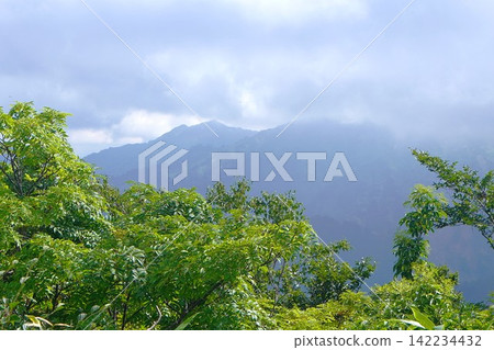 從大門山眺望岡狹山和大賀岳。 142234432