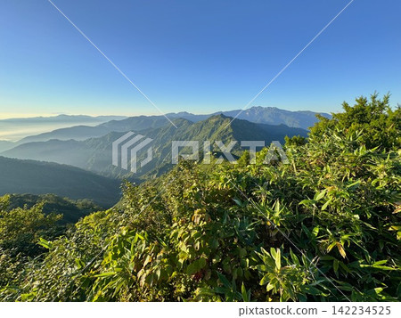 從岡狹山山頂眺望大賀岳和白山。 從岡狹山山頂眺望大賀岳和白山。 142234525