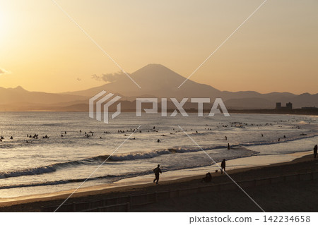 Shonan Kugenuma Beach: Mount Fuji and people's silhouettes in the evening light Shonan Kugenuma Beach: Mount Fuji and people's silhouettes in the evening light 142234658