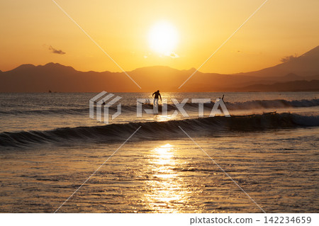 在湘南餛飩海灘享受日落衝浪 142234659