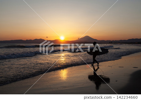 湘南久沼海灘:日落、富士山和衝浪者的剪影。 湘南久沼海灘:日落、富士山和衝浪者的剪影。 142234660
