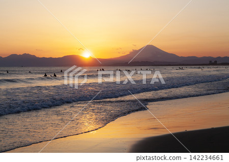 湘南久沼海灘:日落前夕的夕陽和富士山。 湘南久沼海灘:日落前夕的夕陽和富士山。 142234661