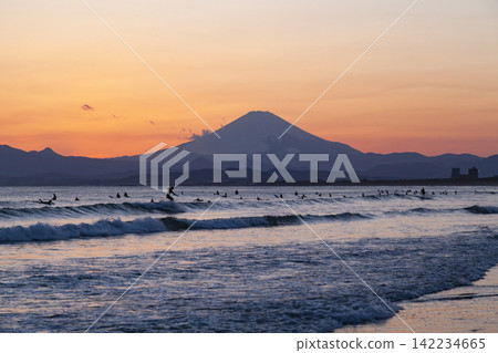 湘南久沼海灘:《日落後》富士山和衝浪者的剪影。 湘南久沼海灘:《日落後》富士山和衝浪者的剪影。 142234665