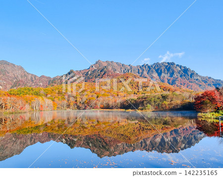 Kagamiike和Togakure山(秋天) Kagamiike和Togakure山(秋天) 142235165