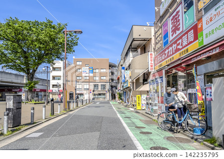 東京世田谷區北見車站南口前的街道和商店 東京世田谷區北見車站南口前的街道和商店 142235795