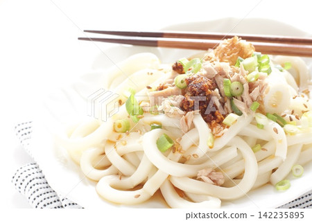 鮪魚竹輪冷烏龍麵 鮪魚竹輪冷烏龍麵 142235895