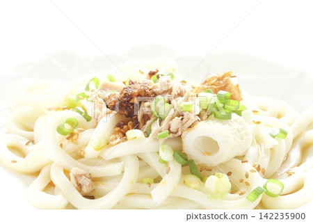 Cold udon noodles with tuna and chikuwa (fish cake) Cold udon noodles with tuna and chikuwa (fish cake) 142235900