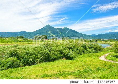 Summer scenery of Mount Bandai in Inawashiro Town, Yama District, Fukushima Prefecture Summer scenery of Mount Bandai in Inawashiro Town, Yama District, Fukushima Prefecture 142236567
