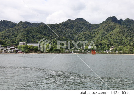 搭乘渡輪從宮島口到宮島 [日本廣島] 142236593