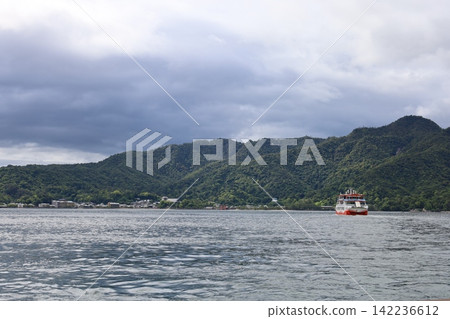 從宮島口眺望瀨戶內海，遠眺宮島[日本廣島] 142236612