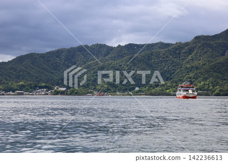 從宮島口眺望瀨戶內海，遠眺宮島[日本廣島] 142236613