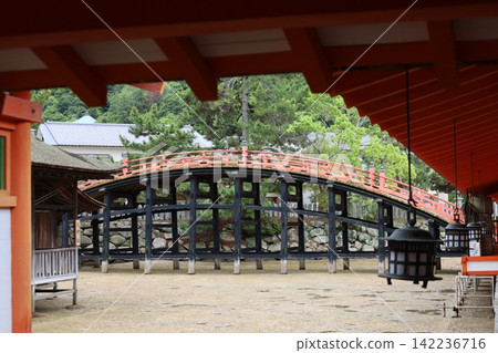 這座拱橋是國家指定的重要文化財產，位於嚴島神社內[日本廣島] 142236716