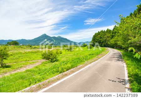 Summer scenery of Mount Bandai in Inawashiro Town, Yama District, Fukushima Prefecture Summer scenery of Mount Bandai in Inawashiro Town, Yama District, Fukushima Prefecture 142237389