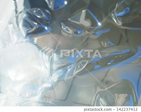 Ice in a cooler box 142237412