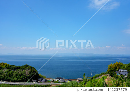 壯麗的海岸線景色盡收眼底,碧海藍天一望無際。 壯麗的海岸線景色盡收眼底,碧海藍天一望無際。 142237779