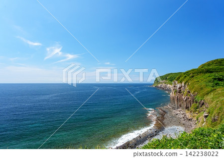 Sheer cliffs and crystal-clear blue sea (Shiotawara Cliffs, Ikitsuki Island) Sheer cliffs and crystal-clear blue sea (Shiotawara Cliffs, Ikitsuki Island) 142238022