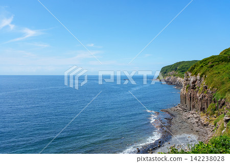 Sheer cliffs and crystal-clear blue sea (Shiotawara Cliffs, Ikitsuki Island) Sheer cliffs and crystal-clear blue sea (Shiotawara Cliffs, Ikitsuki Island) 142238028