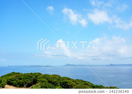 陡峭的懸崖和清澈湛藍的海水（鹽田原懸崖，生月島） 142238140