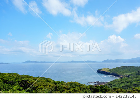 陡峭的懸崖和清澈湛藍的海水(鹽田原懸崖,生月島) 陡峭的懸崖和清澈湛藍的海水(鹽田原懸崖,生月島) 142238143