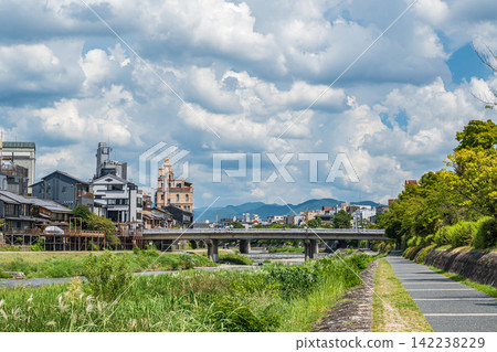 京都府東栗橋下游,鴨川沿岸的仲夏景色。 京都府東栗橋下游,鴨川沿岸的仲夏景色。 142238229
