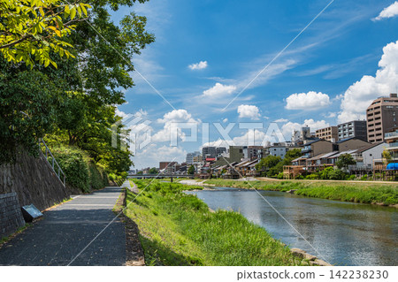 京都市鴨川沿岸的夏日景色。 京都市鴨川沿岸的夏日景色。 142238230