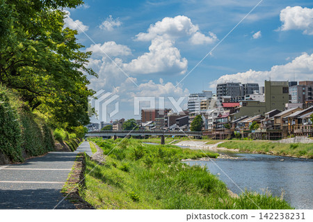 京都市鴨川沿岸的夏日景色。 京都市鴨川沿岸的夏日景色。 142238231