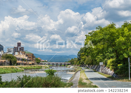 京都市鴨川沿岸的夏日景色。 京都市鴨川沿岸的夏日景色。 142238234