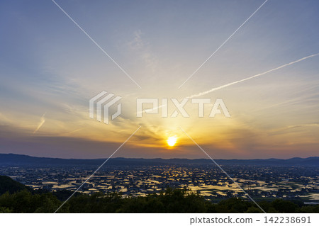 Scattered villages in the Tonami Plain, bathed in the setting sun. Scattered villages in the Tonami Plain, bathed in the setting sun. 142238691