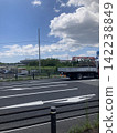 停在停車場裡的卡車 142238849