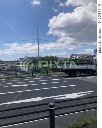 停在停車場裡的卡車 142238849