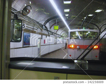 線路巴士停靠在隧道內的車站 線路巴士停靠在隧道內的車站 142238889