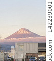 冬季稻田公路和白雪皚皚的富士山 142239001