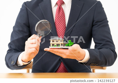 House model, real estate, close-up, magnifying glass House model, real estate, close-up, magnifying glass 142239127