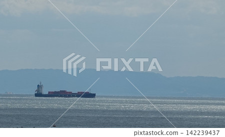 一艘大型貨櫃船航行在平靜的海面上。 一艘大型貨櫃船航行在平靜的海面上。 142239437