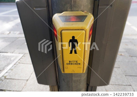[Germany] Pedestrian push button for traffic lights (Munich) 142239733