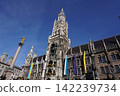 [Germany] The clock tower of the new town hall against a blue sky (Munich) 142239734