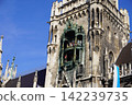 [Germany] The clock tower of the new town hall against a blue sky (Munich) 142239735