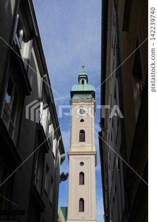 [Germany] The tower of the Church of the Holy Spirit visible between buildings (Munich) 142239740