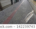 [Germany] A deserted cobblestone street (Munich) 142239743