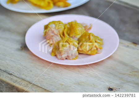Chinese steamed dumpling or dim sum , steamed dumpling Chinese steamed dumpling or dim sum , steamed dumpling 142239781