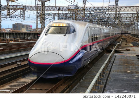一位老將的表演…東北新幹線E2系新幹線在大宮車站。 一位老將的表演…東北新幹線E2系新幹線在大宮車站。 142240071