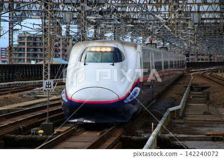 一位老將的表演…東北新幹線E2系新幹線在大宮車站。 一位老將的表演…東北新幹線E2系新幹線在大宮車站。 142240072