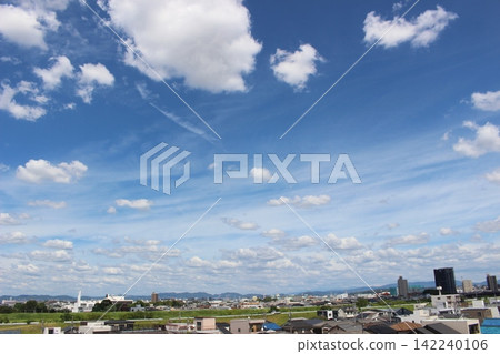 清新的藍天和城市的風景 清新的藍天和城市的風景 142240106