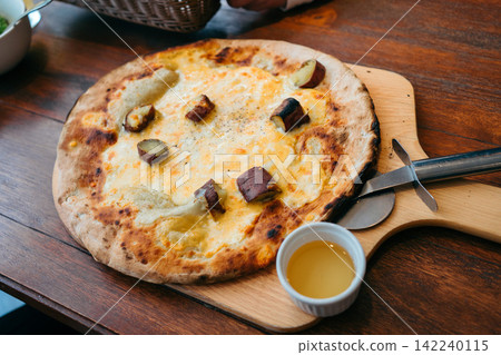 Cheese and sweet potato pizza 142240115