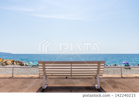 盛夏時節,法國南部尼斯的海灘景色。 盛夏時節,法國南部尼斯的海灘景色。 142240215
