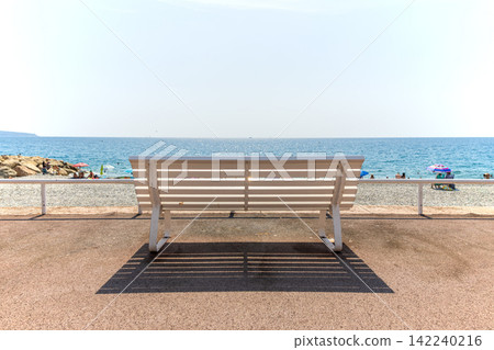 盛夏時節,法國南部尼斯的海灘景色。 盛夏時節,法國南部尼斯的海灘景色。 142240216